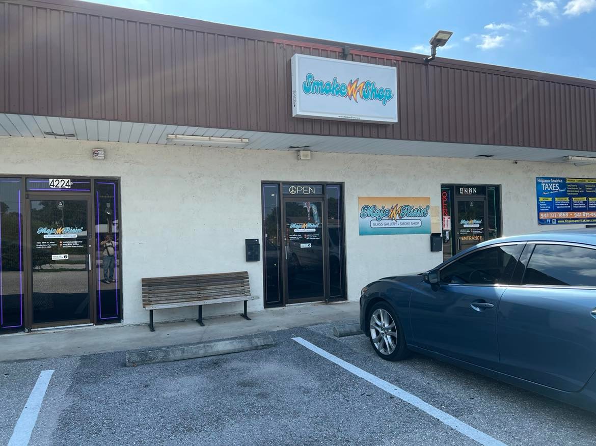 Mojo Risin Smoke Shop storefront in Bradenton, FL