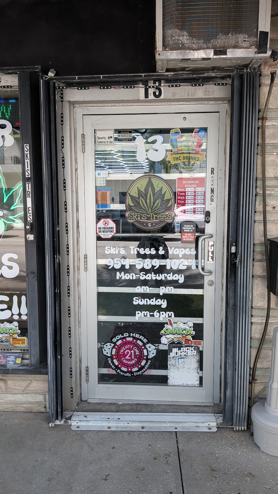 Ski's trees and Vapes storefront in Dania Beach, FL