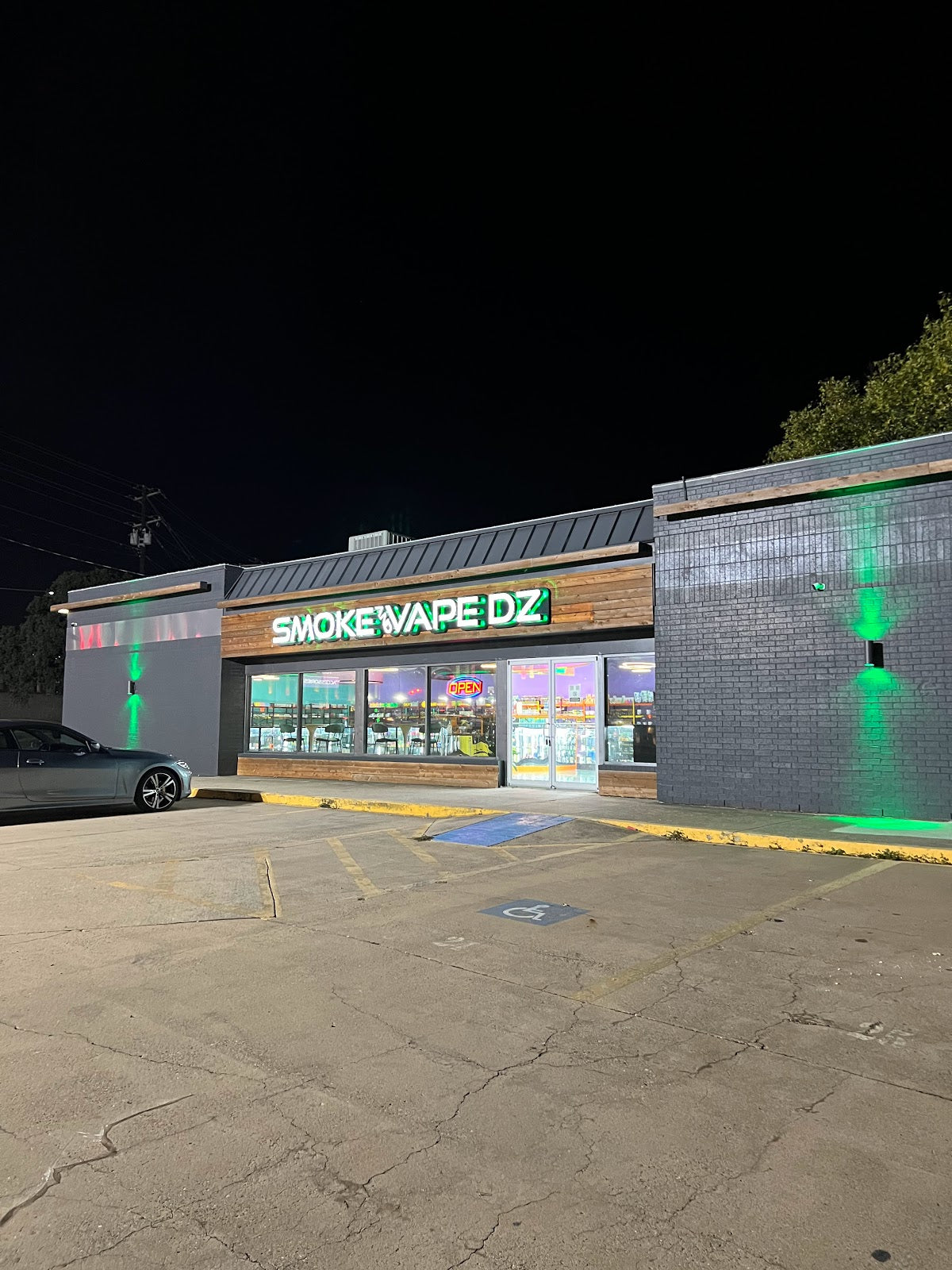 SMOKE & VAPE DZ - DENTON storefront in Denton, TX