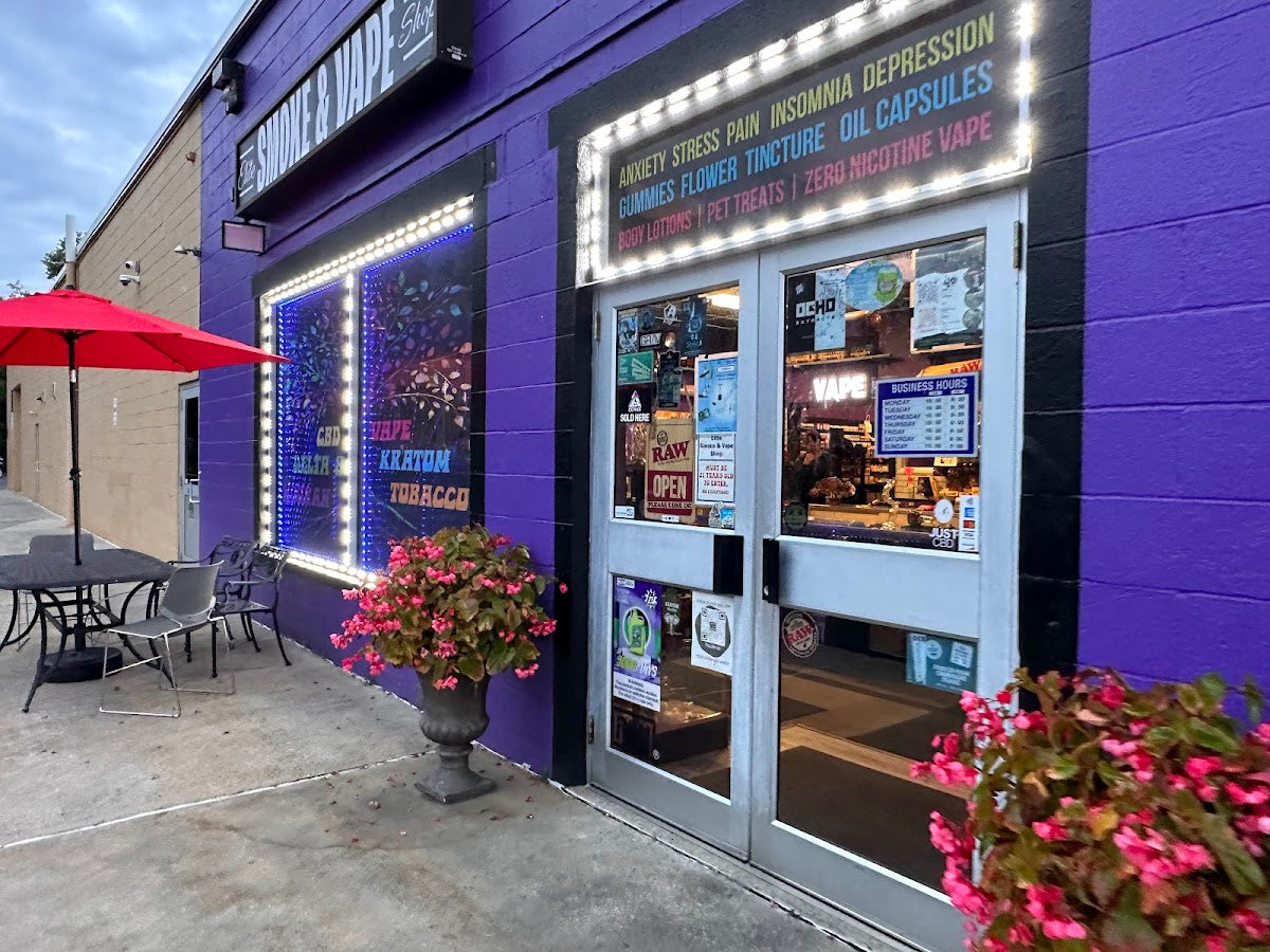 Elite Smoke & Vape Shop storefront in Easton, PA