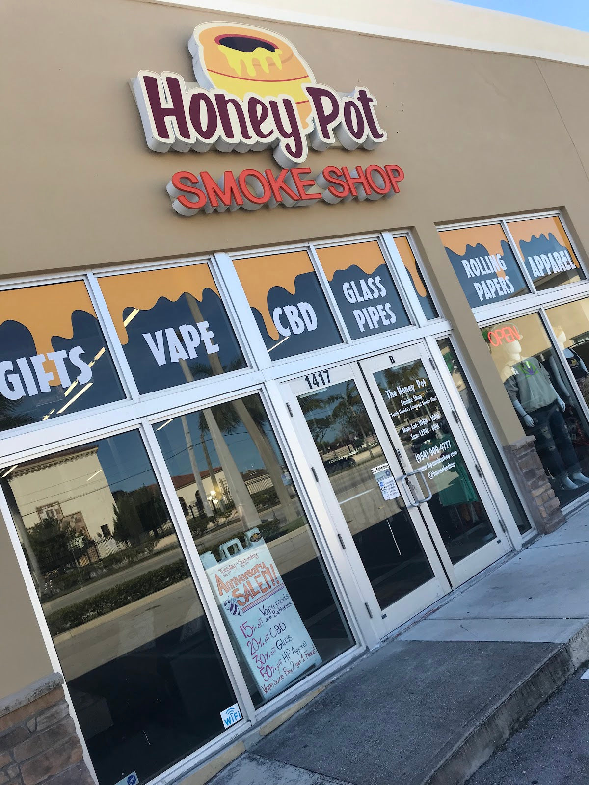 The Honey Pot Smoke Shop storefront in Fort Lauderdale, FL