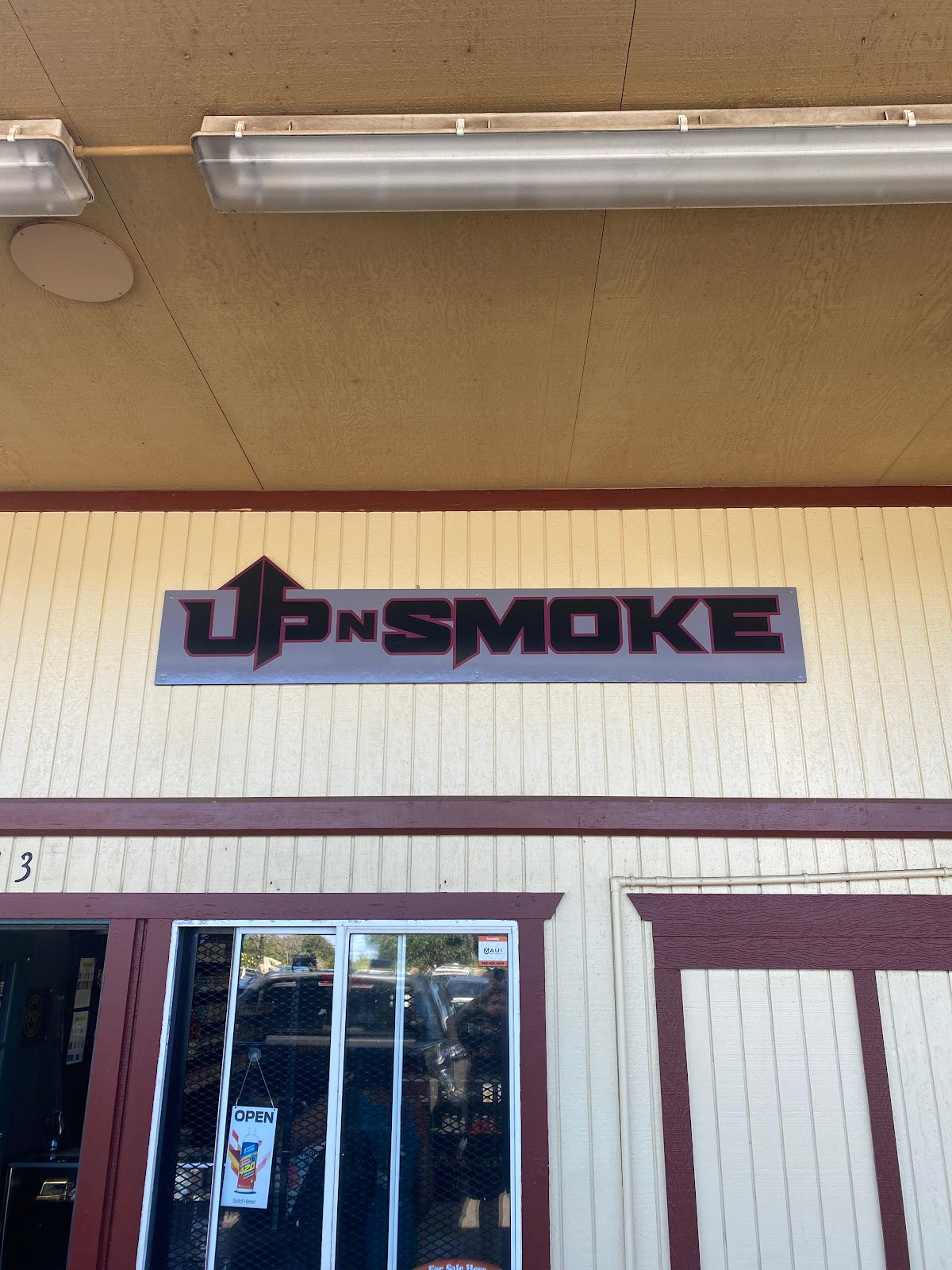 Up N Smoke Maui storefront in Haiku, HI