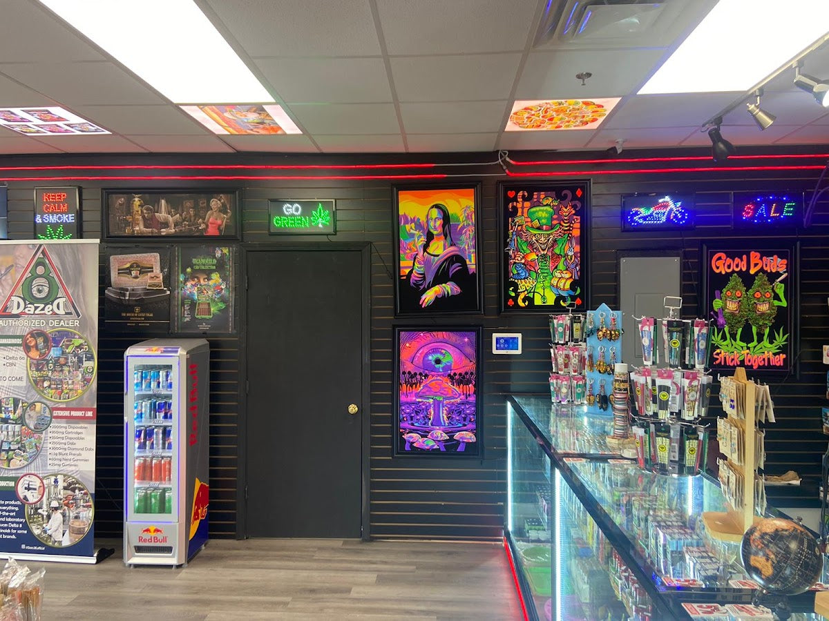 SAMUEL’S SMOKE SHOP & GIFTS storefront in Laurel, MS