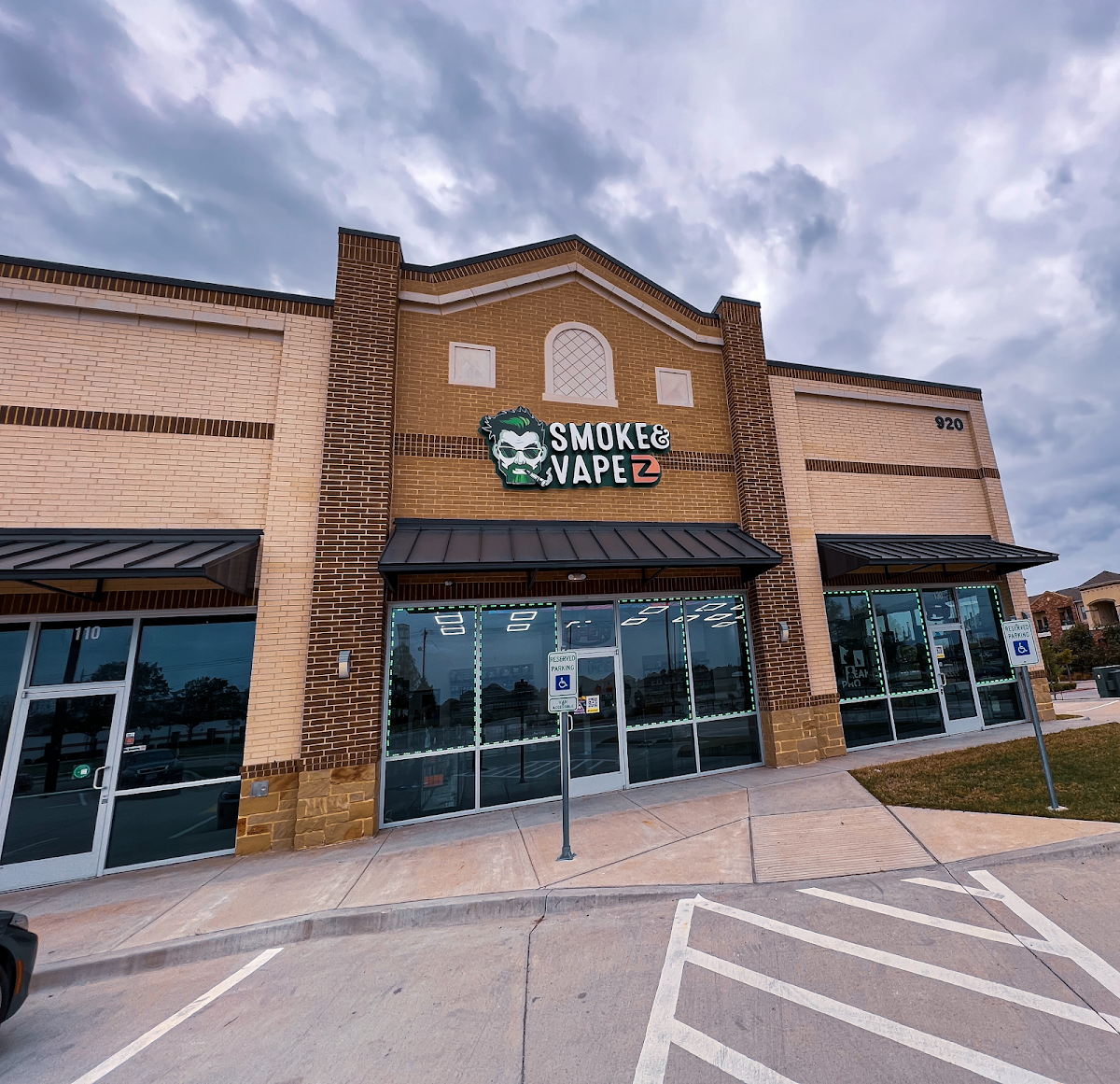 Smoke & Vape DZ storefront in Lewisville, TX