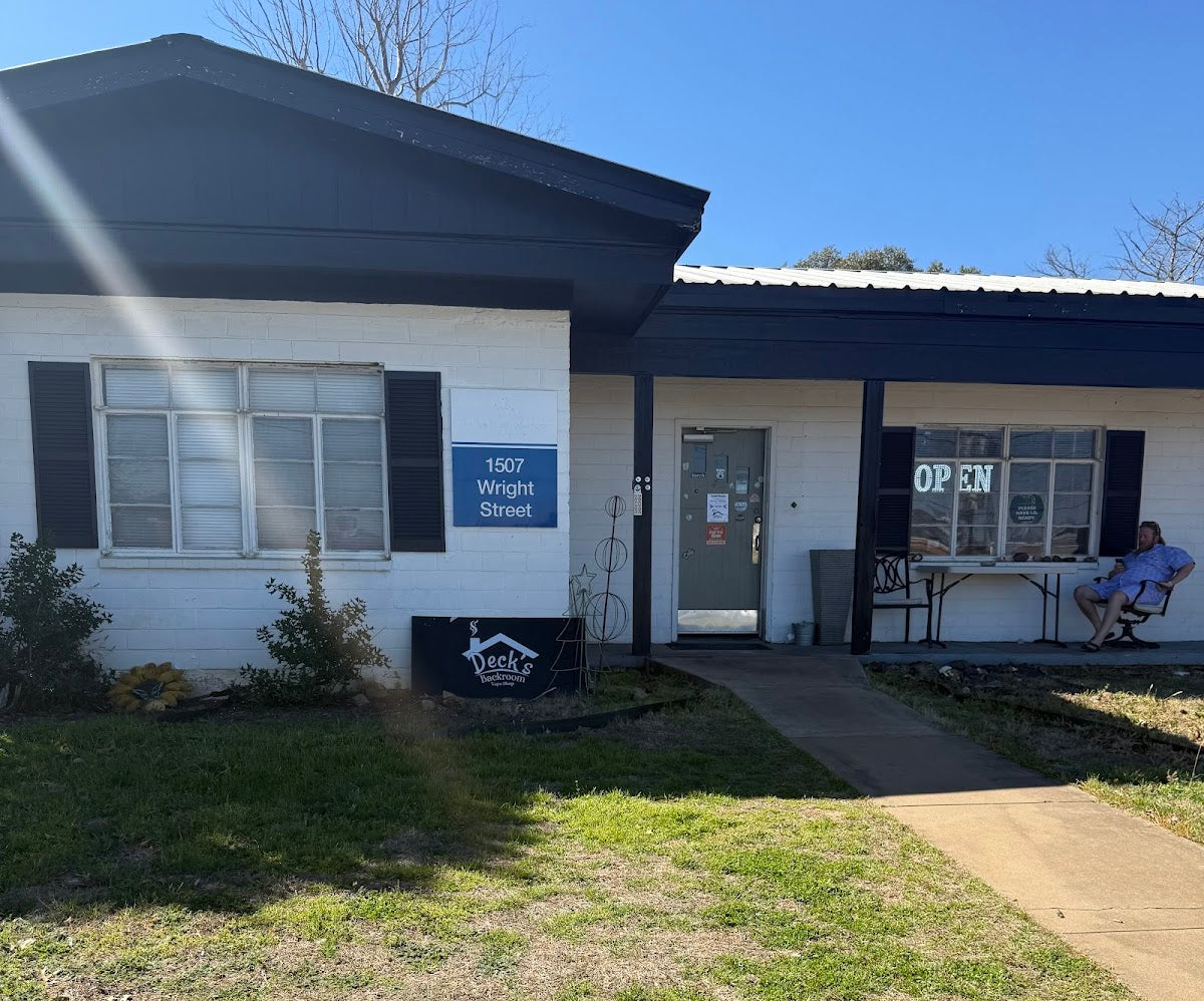 Deck's Backroom Vape Shop storefront in Llano, TX