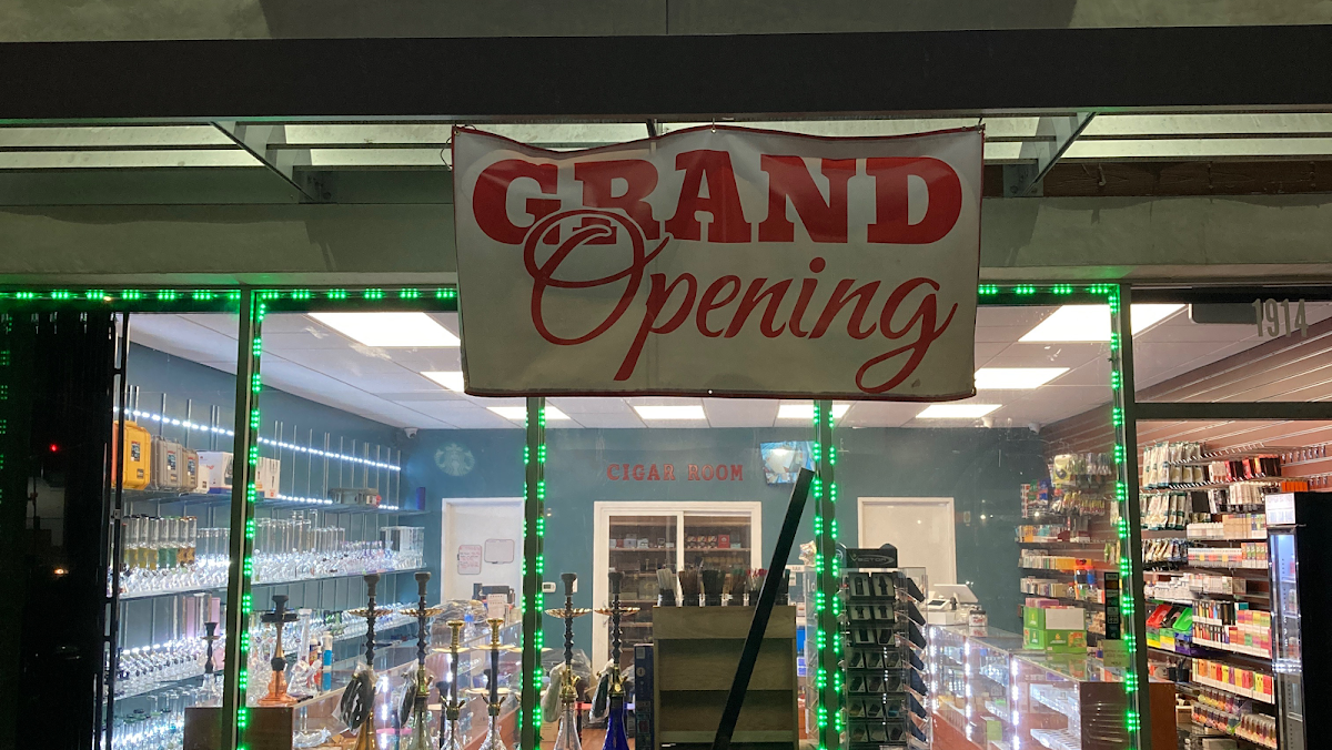 Smoke world storefront in Santa Monica, CA
