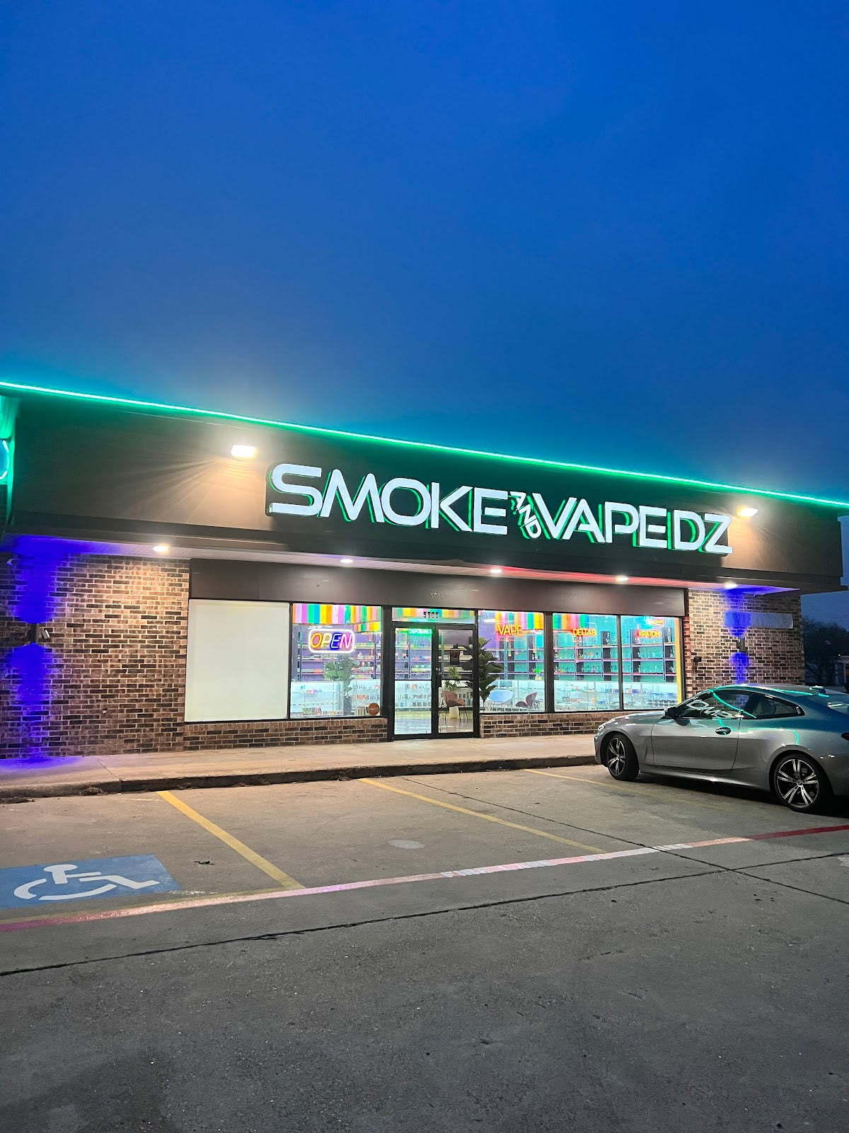 Smoke & Vape DZ - Denton HWY storefront in Watauga, TX